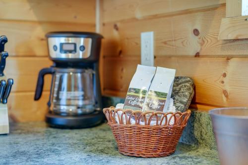 Cozy Columbia Cabin with Shared Lake Dock! - image 7