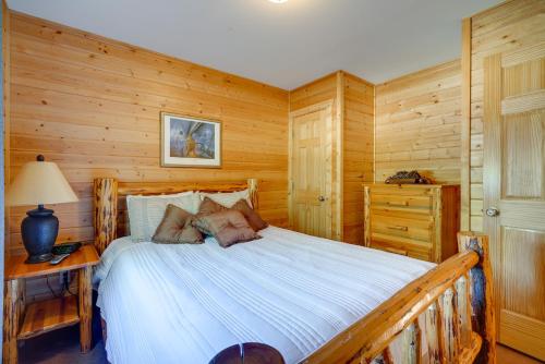 Cozy Columbia Cabin with Shared Lake Dock! - image 14
