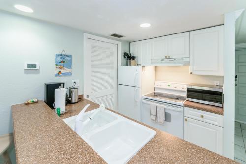 Ground Floor Convenient Gated Condo At Beach Sawgrass - Pet Friendly!!! in Ponte Vedra Beach, USA