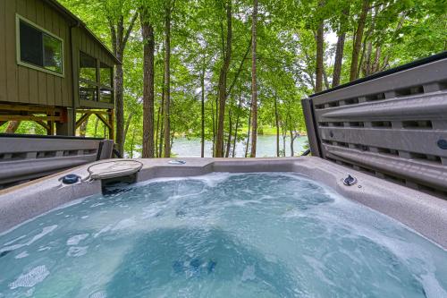 LakeSide Cabin in Huddleston, USA