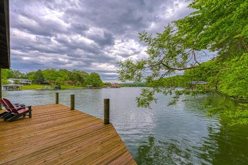 LakeSide Cabin in Huddleston, USA