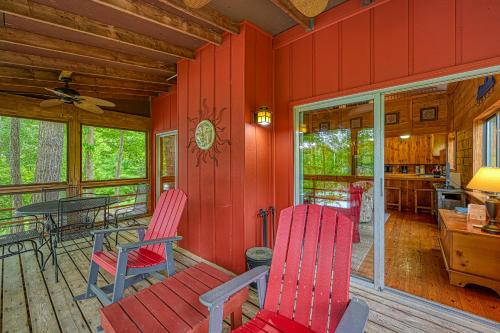 LakeSide Cabin in Huddleston, USA