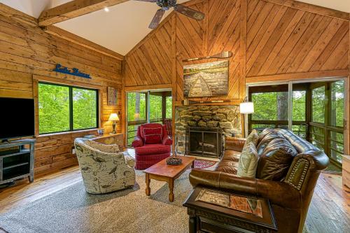 LakeSide Cabin in Huddleston, USA