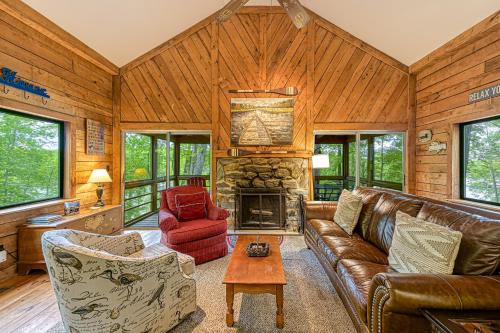 LakeSide Cabin in Huddleston, USA