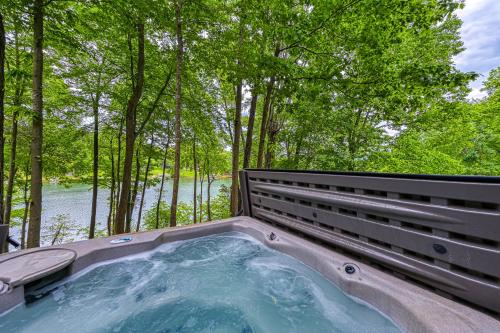LakeSide Cabin in Huddleston, USA