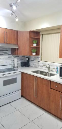 Kitchen, Glam 2 Bedroom Apartment Close to NSU in Cooper City in Davie (FL)