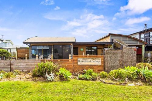 Coastal Cottage with Ocean Views