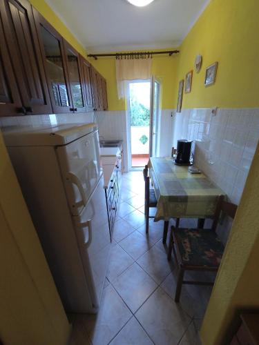Two-Bedroom Apartment with Balcony and Sea View image 4