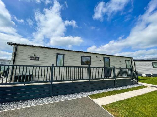 Modern Caravan With Large Decking Area And Wifi, Ref 60057ch