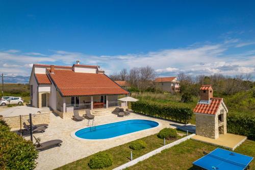 Family friendly house with a swimming pool Privlaka, Zadar - 21280 - Location saisonnière - Privlaka