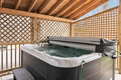 12 Beds Sleep 16 Chalet-Sauna-HotTub-2min to Blue