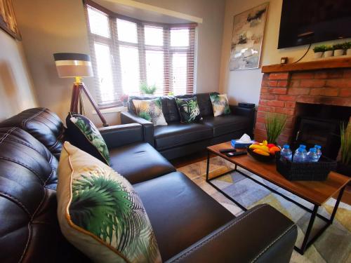 3BR Ormeau Road cosy stay with secret garden by Short Stay NI Ltd