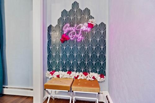 Stay Golden 1: Chic Modern-Victorian City View in Pittsburgh, USA