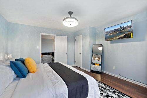 Stay Golden 1: Chic Modern-Victorian City View in Pittsburgh, USA