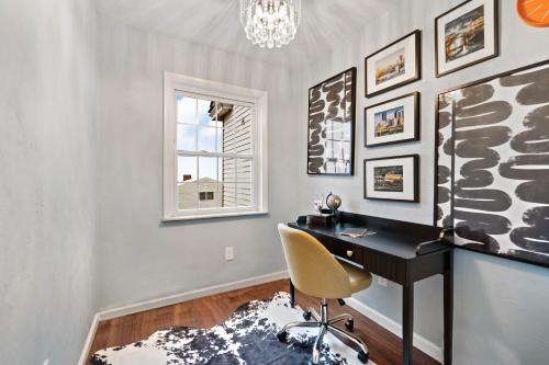 Stay Golden 1: Chic Modern-Victorian City View in Pittsburgh, USA