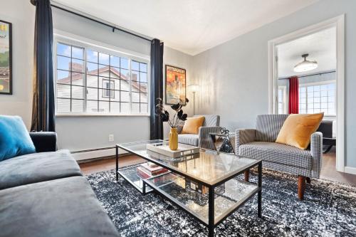 Stay Golden 1: Chic Modern-Victorian City View in Pittsburgh, USA