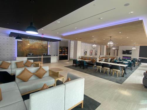 大堂, 溫德姆旗下尤凱帕拉昆塔酒店及套房 (La Quinta Inn & Suites by Wyndham Yucaipa) in 雷德蘭茲