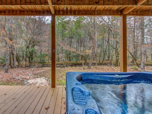 Amazing River Retreat, 3 Bedrooms, WiFi, Sleeps 8, Pool Table