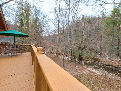 Amazing River Retreat, 3 Bedrooms, WiFi, Sleeps 8, Pool Table