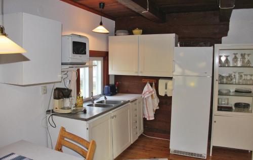 virtuve, Lovely Home In Tving With Sauna in Tving