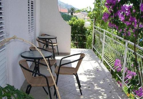 Apartments Josip II - 150 m from beach with free parking