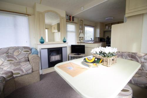 Lovely 4 Berth Caravan For Hire At Sunnydale Holiday Park Ref 35225kc