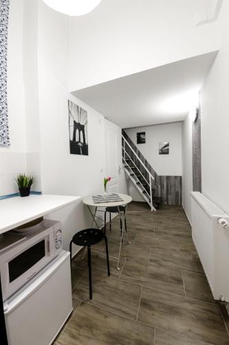 Rio's Stylish Central Flats - image 3