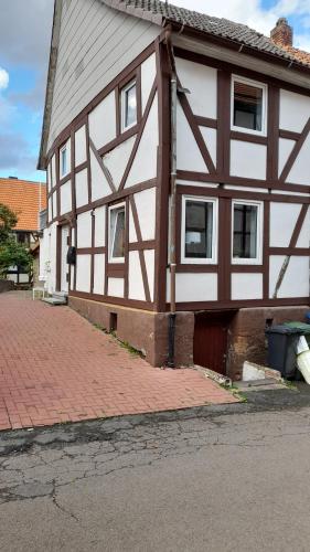 Exterior view, Ferienwohnung im Fachwerkhauschen Nahe Edersee mit 2 Schlafzimmern, Terrasse, Parkplatz - Wohnung 1 in Waldeck
