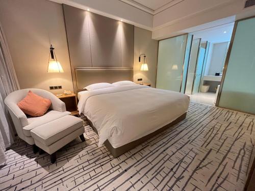 1 king bed, 1 sofa bed