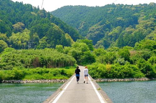 四万十川まで歩いて行ける 一棟まるっと貸し切りの宿 gu, Šimanto (fotografie 8)