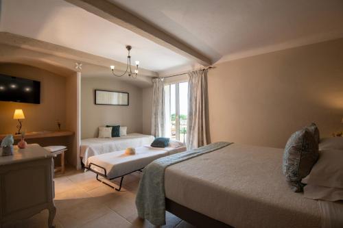 1 queen bed, 2 twin beds