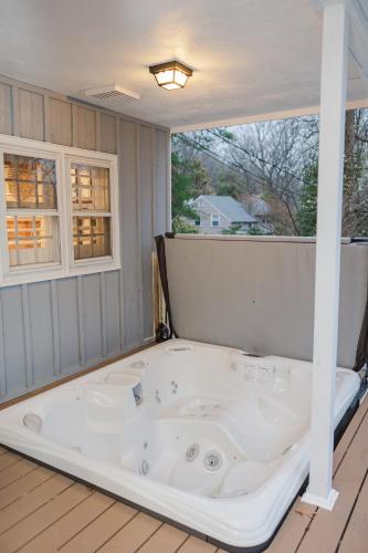 Cowry Acres - 11 Acre Enchanted Retreat, Hot Tub - 수영장