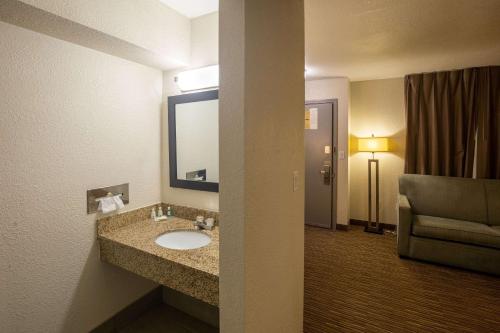 Quality Inn & Suites Portage