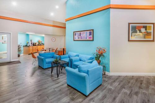 Howard Johnson by Wyndham Houston Hobby Airport - image 4