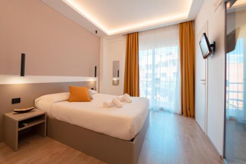 Deluxe Double Room with Balcony image 10