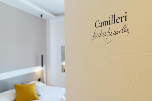 Deluxe Double Room with Balcony image 3