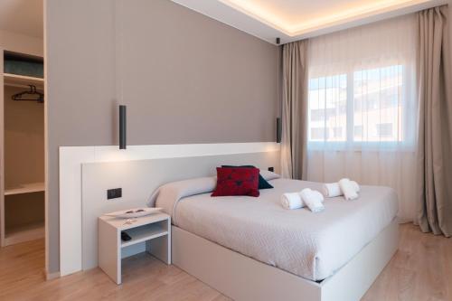 Deluxe Double Room with Balcony image 8