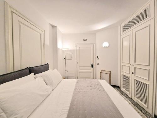 Standard Double Room image 6