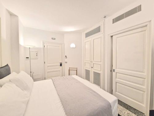 Standard Double Room image 4