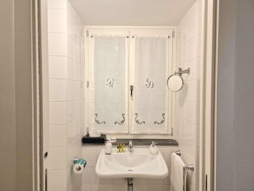 Standard Double Room image 3