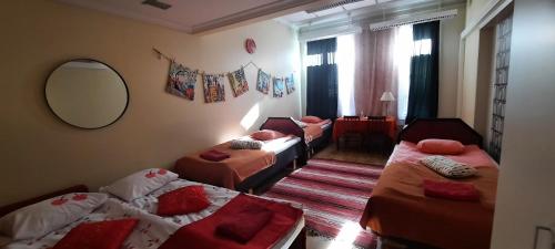  4 bed Private Hostelroom with extra bed, shared shower and toilet