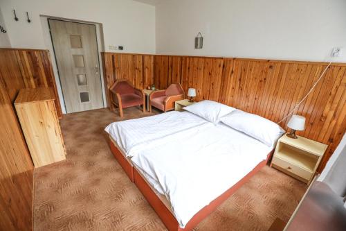 1 queen bed, 1 twin bed