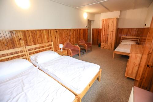 3 twin beds