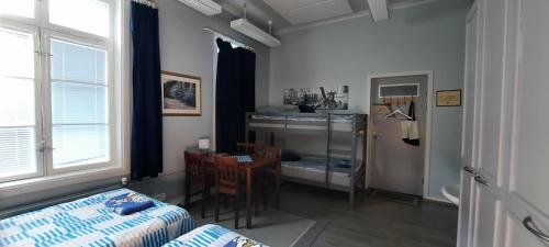 4 bed Family Hostelroom with shared shower and toilet