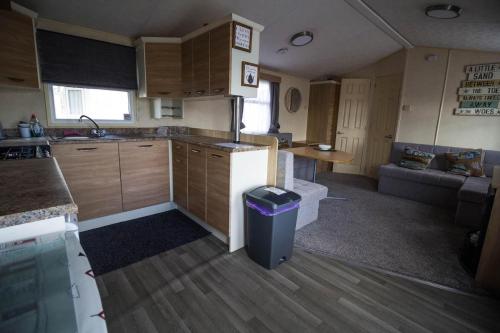 6 Berth Caravan With Decking Nearby Clacton-on-sea Ref 46128v