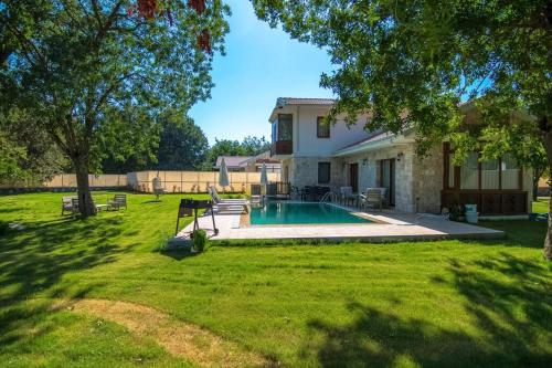Geniş Bahçeli 4+1 Tatil Villası