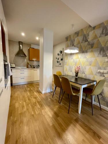 Boutique Apartments - Old Town 120m2 - Private Underground Parking -, Breslau (Foto 3)