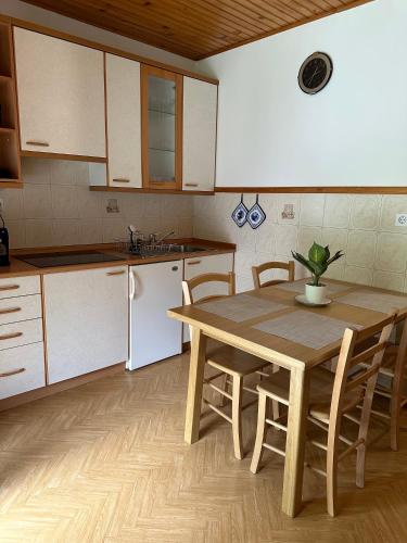 Apartment with Mountain View