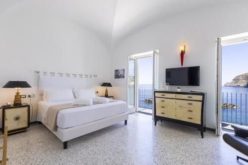 Deluxe Double Room with Sea View image 8