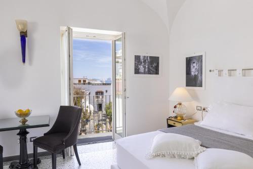 Deluxe Double Room with Side Sea View image 10